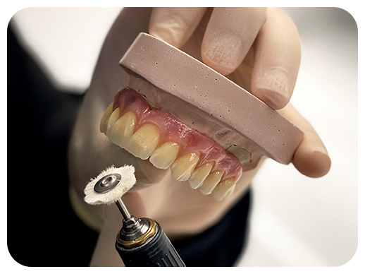 acabamento prótese dentaria